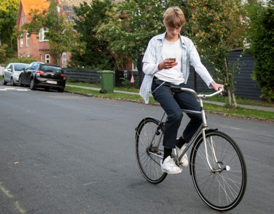 Mange unge bruger mobil på cyklen